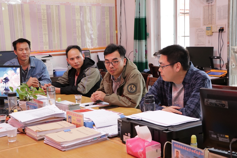 /QJ_827877448773.jpg 万搏在线(中国)唯一官方网站房地产公司的新任第一书记黄冠华(右二)在竹莲村村委交接仪式上进行工作表态.JPG