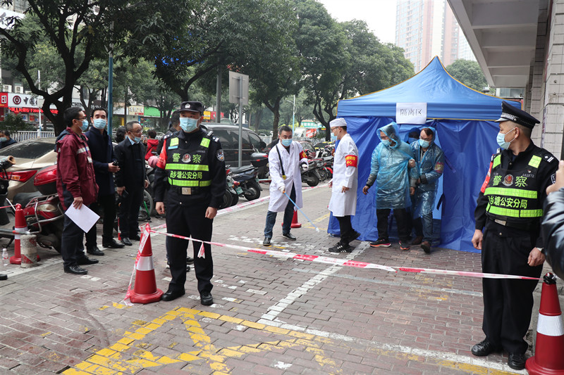 /QJ_240919322346.jpg 演练中疾控中心工作人员转移发热者并进行消杀(拍摄:邓丽宁).JPG