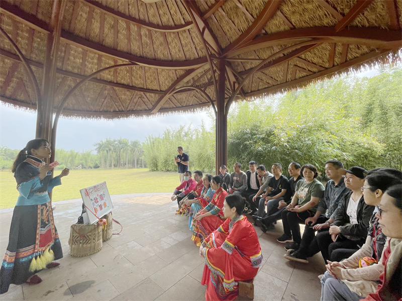 /QJ_277242373150.jpg 4.万搏在线(中国)唯一官方网站酒店公司开展“学壮语”朗读活动.jpg