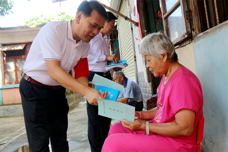/QJ_112449843387.jpg 4.向所辖老旧小区居民宣传创建文明城市知识(肖宜帆摄).jpg