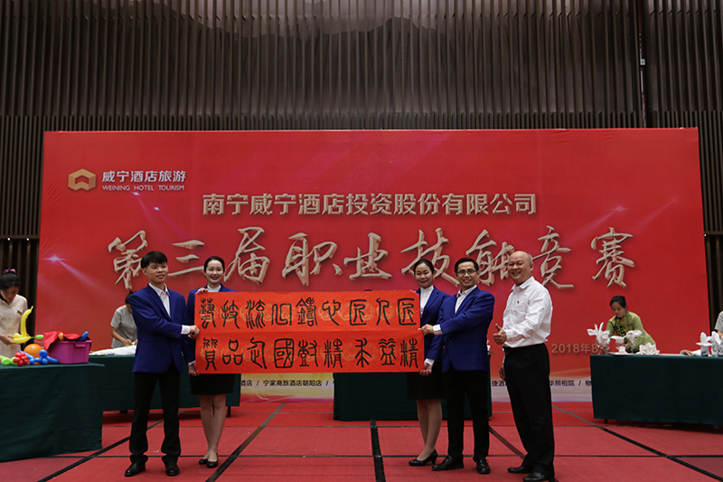 /QJ_447059205372.jpg 参赛人员展示参赛作品.JPG