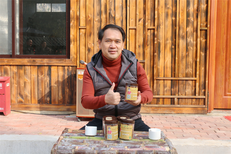 /QJ_112457245916.jpg 7.为扶贫点爱长村手工姜红糖“代言”(陈华萍).jpg