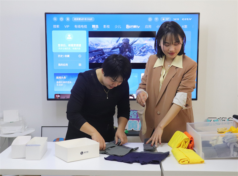 /QJ_690217365441.jpg 老师现场讲授衣物收纳方法.jpg