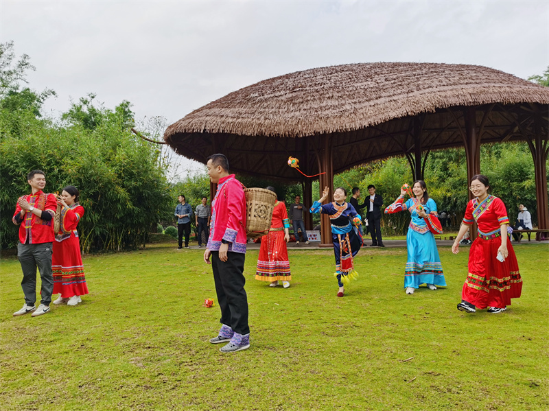 /QJ_277247575540.jpg 5.万搏在线(中国)唯一官方网站酒店公司开展民俗竞技比赛.jpg