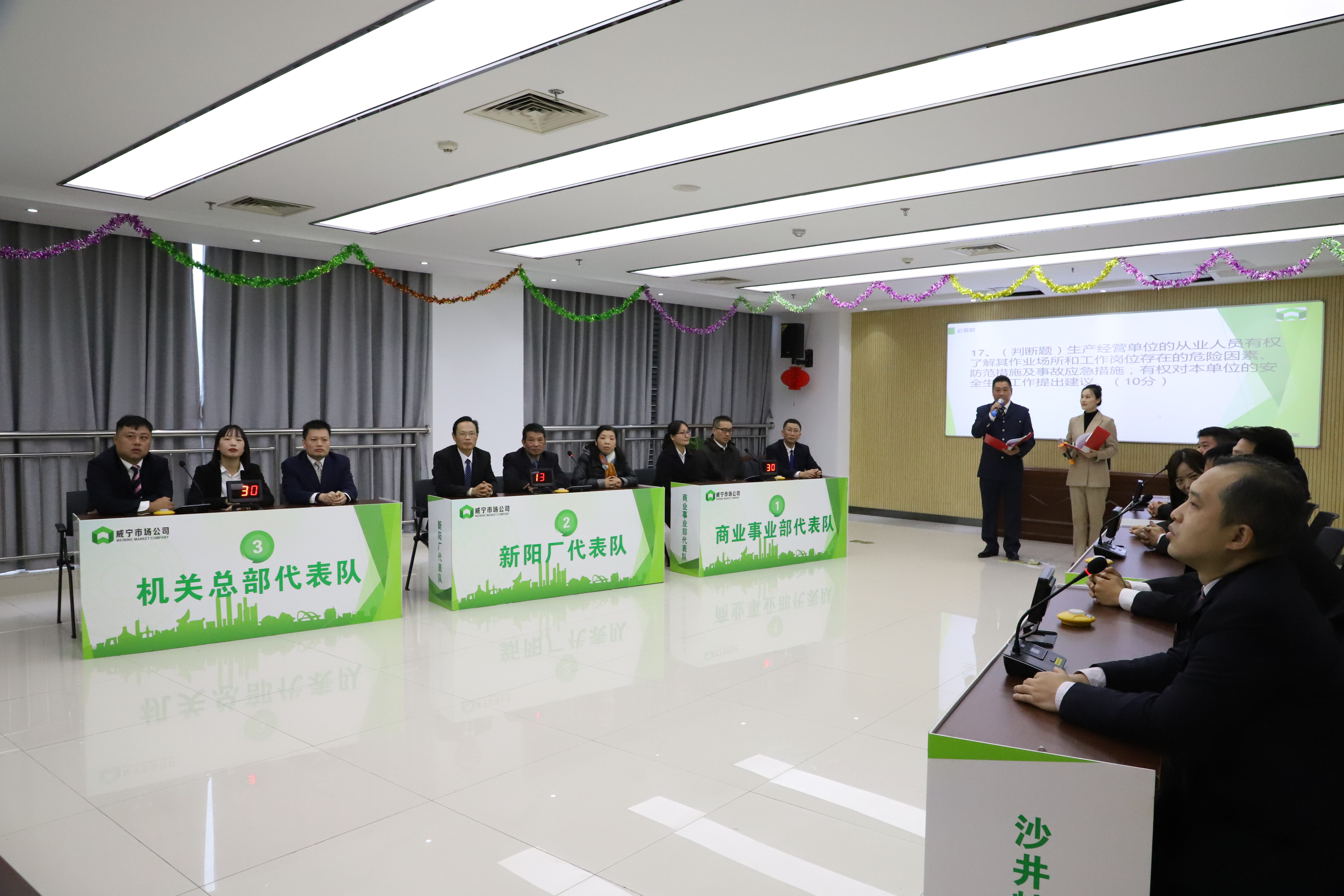 /QJ_136720597792.jpg 选手踊跃答题(拍摄:柒红).JPG