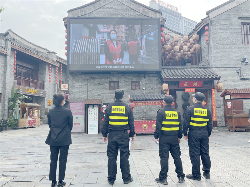/QJ_277256290859.jpg 8.威凯物业公司组织员工在三街两巷观看宣传月活动视频.jpg