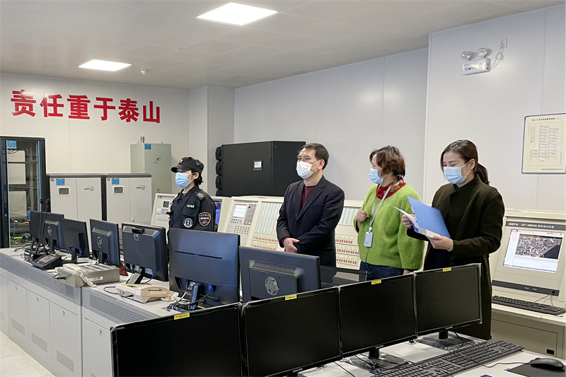 /QJ_112446512948.jpg 3.在市民中心检查消防安全情况(郑文坚).jpg