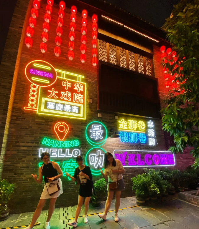 /QJ_229002061749.png 光影墙成为游客打卡地.png