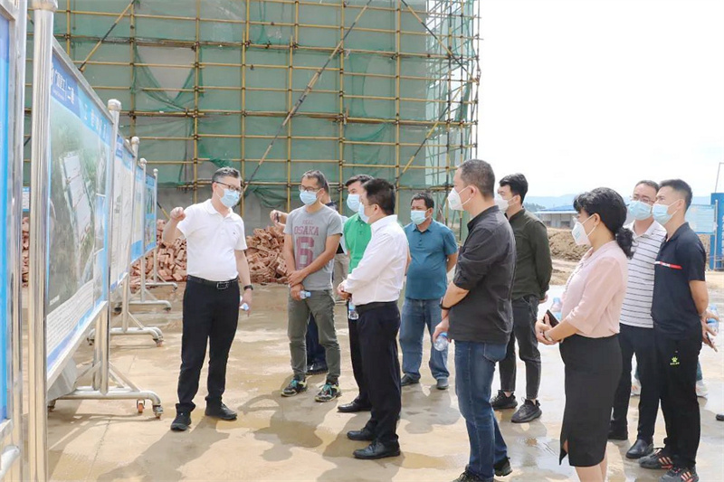 /QJ_215046740873.jpg 带队考察上林县农产品集散中心.jpg