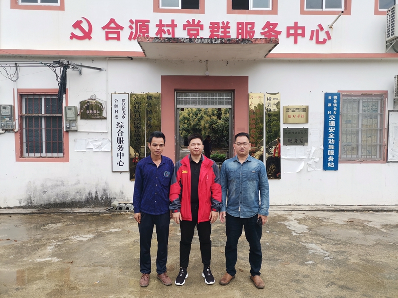 /QJ_827885400185.jpg 万搏在线(中国)唯一官方网站文体公司第一书记欧世松(中)与村支书.jpg