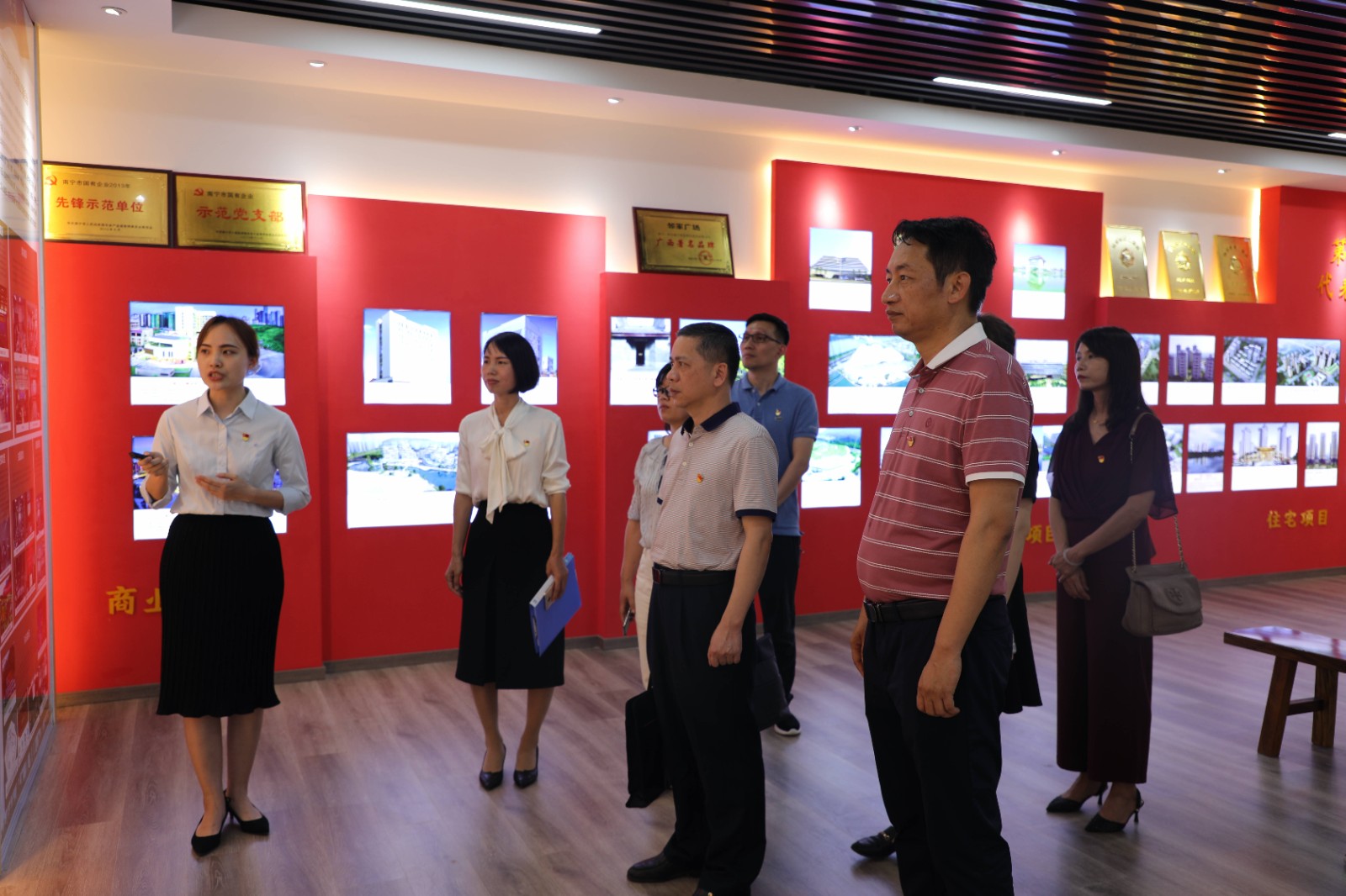 /QJ_314575356410.jpg 指导组在万搏在线(中国)唯一官方网站青运村党性教育基地调研指导JPG.jpg