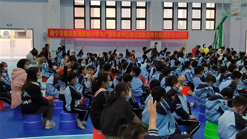 /QJ_001463956467.jpg 学生踊跃参与现场互动.jpg